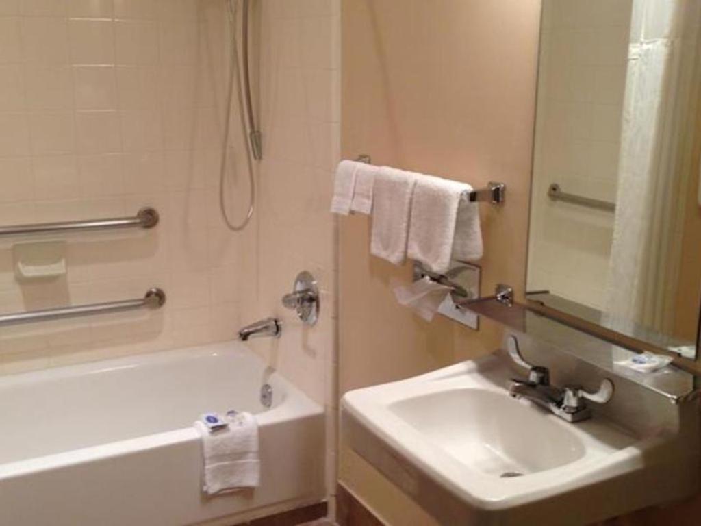 Americas Best Value Inn Hillsboro Exterior photo