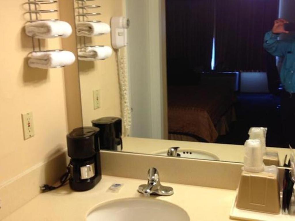 Americas Best Value Inn Hillsboro Exterior photo